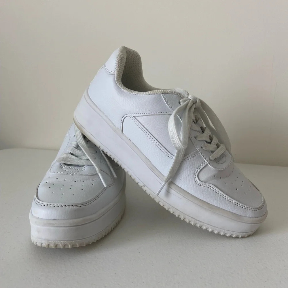 No Boundaries women’s white fashion sneakers — size 6.5